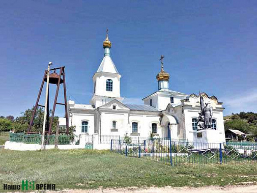 Сердце хутора — старый храм да памятник павшим воинам рядом.