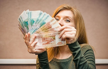 Традиция уходит в прошлое: отмечать с друзьями первую зарплату стали реже