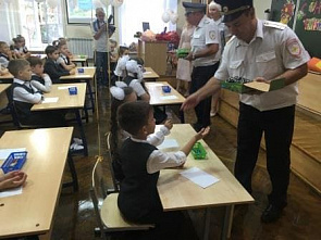 В Таганроге сотрудники ГИБДД провели так называемые "пятиминутки безопасности" для первоклашек