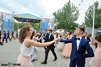 В Ростове прошел губернаторский бал для выпускников