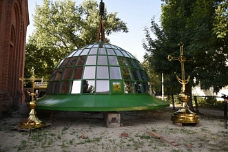 На новочеркасский храм подняли инновационный купол