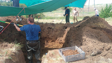 К раскопкам в балке под Морозовском приступили поисковики нескольких донских отрядов