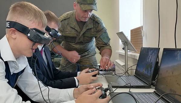 В обновленной азовской школе ребята испытали себя в роли операторов FPV-дронов