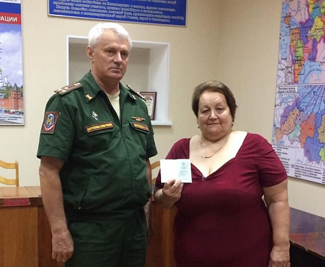 Военный комиссар города Шахты и Октябрьского (сельского) района Иван Вансович вручил наградные документы на имя фронтовика Андрея Запорожцева его внучке Анне Свирякиной.