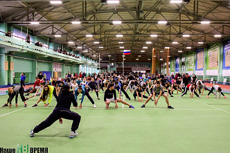 За девушками юноши бежали...