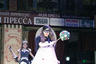 И на подиуме блистать, и пером описать…