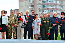08 05 2025 Сотни ростовчан возложили цветы к Вечному огню на Театральной площади 