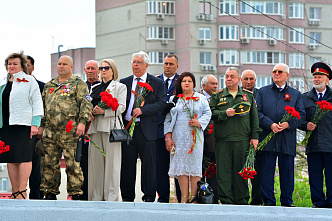 08 05 2025 Сотни ростовчан возложили цветы к Вечному огню на Театральной площади