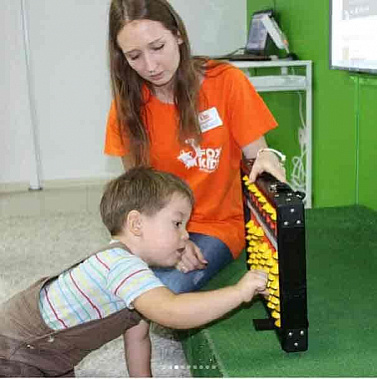 Людмила КУДИНОВА проводит одно из занятий по ментальной арифметике. Оно включает в себя не только обучение счету, но и работу с картами и даже игры. Фото предоставлено Л. КУДИНОВОЙ