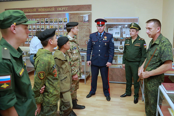 Поисковики отряда «Памяти РАУ» Каменно-Бродской казачьей школы Родионово-Несветайского района, победившие на прошлом этапе конкурса «Мы помним», провожают на службу в 90-й специальный поисковый батальон Минобороны России новобранцев-2022.