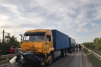 В Сальском районе автомобиль лоб в лоб врезался в КамАЗ