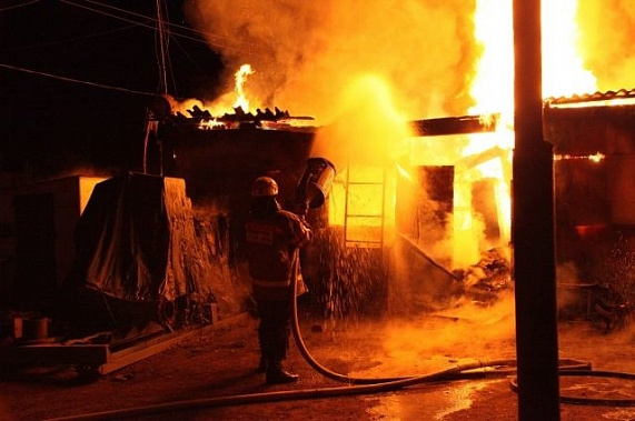  В Шахтах на пожаре в летней кухне погиб пожилой мужчина