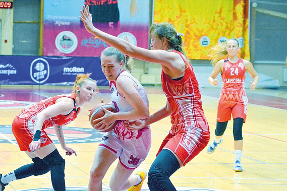 Борьбу с соперницами ведет разыгрывающая хозяек Ольга ПЕТРОВА.