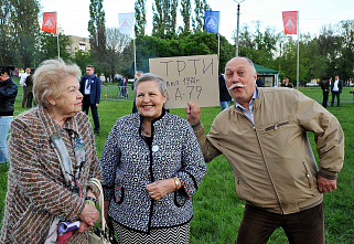 На поляне перед физфаком ЮФУ собрались те,  кто в разное время окончил университет