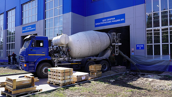 Устанавливается  тепловая завеса на въезде в цех сборки электрических машин №1. Источник фото: отдел по внешним связям и стратегическим коммуникациям ООО «ТМХ-Электротех».