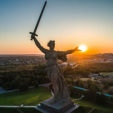 Под мамкиным крылом