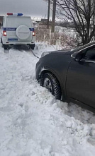 В Неклиновском районе автоинспекторы вытащили из кювета машину с маленьким ребенком