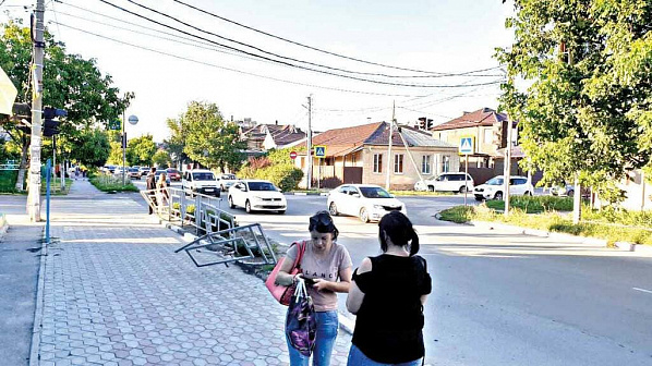 Вид места происшествия (перекрестка автодорог). Фотоснимок сделан на улице Куйбышева, спиной к улице Московская г. Батайска. 