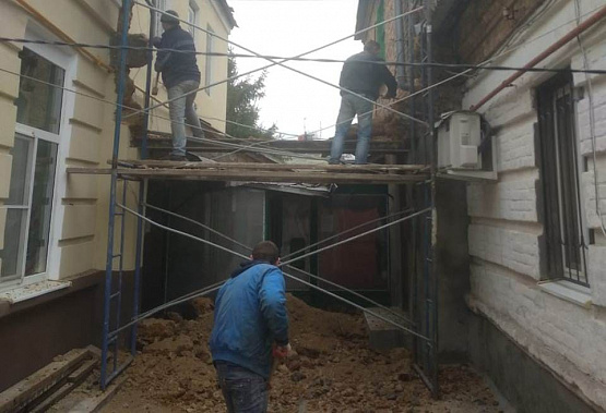 В Ростове на Нахичевани разобрали частично обрушившуюся арку дома