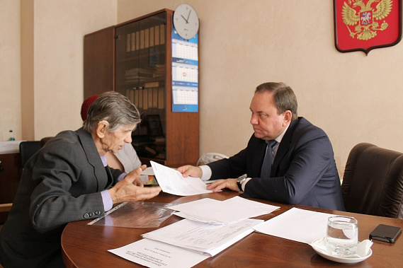 В. Дерябкин ведет личный прием. Источник фото: er.ru