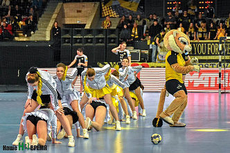 Смели с пути датчанок