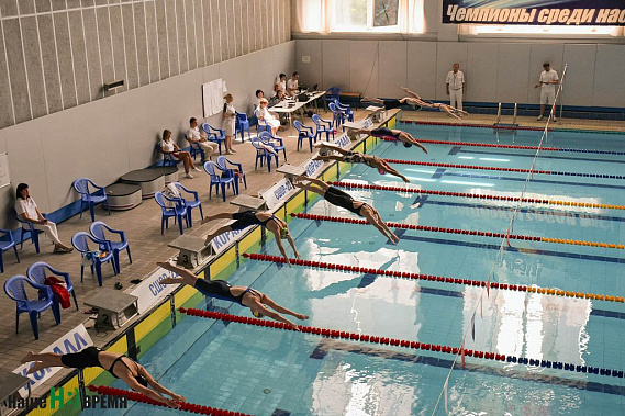 Старт заплыва на 400 м комплексным плаванием.