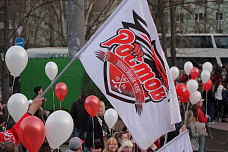 Болельщики встретили хоккеистов фейерверком, и наградили именными медалями