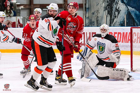 Вратарям «Ермака» в этом матче не позавидуешь — ростовчане провели восемь разящих атак.