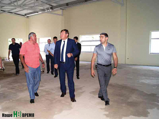 Один из трех