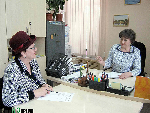 У члена общественного совета при администрации Семикаракорска Ольги Фроловой (слева) всегда есть что обсудить с заместителем главы администрации города Галиной Юсиной.