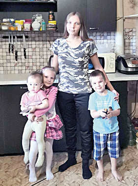 Надежда со своими двумя детьми – Вероникой, Алексеем – и маленькой племянницей.