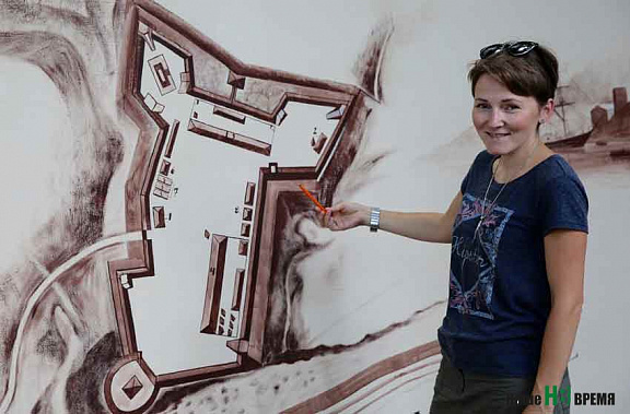  Руководитель музейной экспозиции Ксения Гаранина возле плана форта Александрия. 