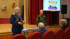 Ростовские юнармейцы и ветераны прошли с копией Знамени Победы
