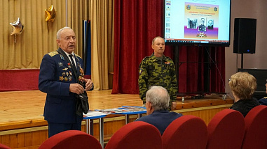 Ростовские юнармейцы и ветераны прошли с копией Знамени Победы