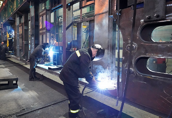 Сварщики эталонной линии за работой. Источник фото: отдел по внешним связям и стратегическим коммуникациям НЭВЗа.