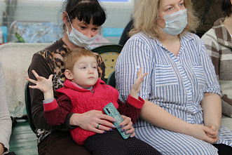 На Дону с наступающим 8 марта поздравляют прибывших из Донбасса девочек и женщин