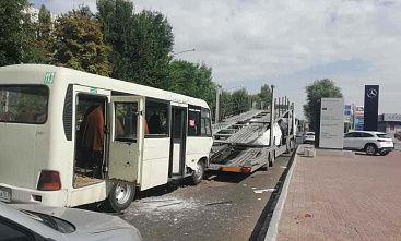 В Ростове маршрутка №113 с пассажирами въехала в автовоз