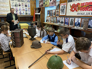 Сегодня поздравления принимает краевед из Усть-Донецкого района, историк, поисковик Вячеслав Лагутин