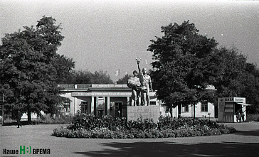 …А в парке старом гуляют пары