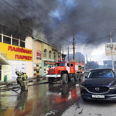 В Шахтах выгорело 500 кв. метров строительного магазина