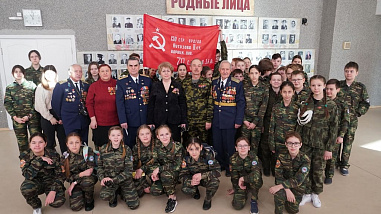 Ростовские юнармейцы и ветераны прошли с копией Знамени Победы