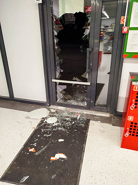 В Зернограде нетрезвый дебошир «бодался» с магазинной дверью