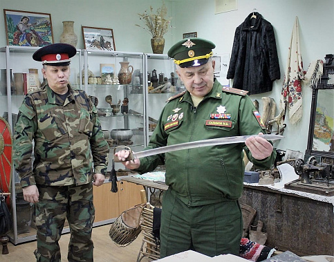 На фото в музее корпуса - потомок командира Первого Башкирского полка в корпусе атамана Матвея Платова подполковник Махмут САЛИМОВ и директор Белокалитвинского Матвея Платова казачьего кадетского корпуса Владимир ДИДЕНКО На фото в музее корпуса - потомок командира Первого Башкирского полка в корпусе атамана Матвея Платова подполковник Махмут САЛИМОВ и директор Белокалитвинского Матвея Платова казачьего кадетского корпуса Владимир ДИДЕНКО
