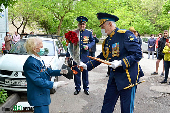 В Ростове военные летчики поздравили ветерана