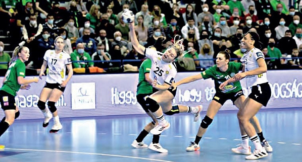 В атаке – Ярослава ФРОЛОВА – в матче на ее счету 4 забитых мяча. Фото с сайта «Быстрый центр»