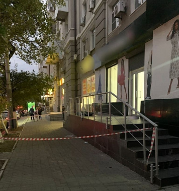 В центре Ростова насмерть разбилась женщина, выпавшая из окна