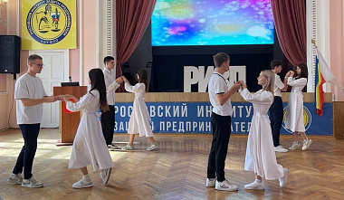 Учителям студенты подарили оригинальный, яркий концерт