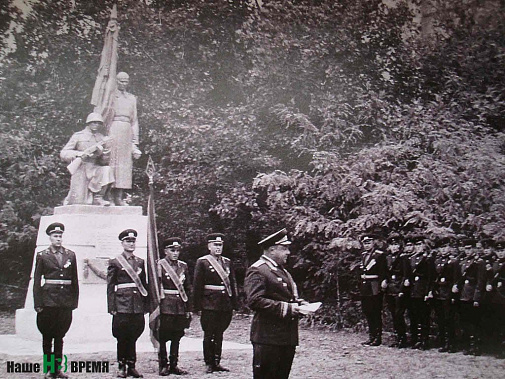 К созданному в 1945 году военно-мемориальному комплексу приходили поклониться памяти погибших воинов несколько поколений жителей города. К созданному в 1945 году военно-мемориальному комплексу приходили поклониться памяти погибших воинов несколько поколений жителей города.