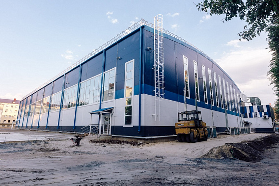 Крытый футбольный манеж в Ростове готов на 99%. Сейчас благоустраивается территория, прилегающая к зданию. Источник фото: пресс-служба губернатора Ростовской области.
