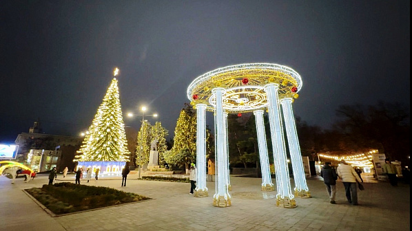 В Ростове завершен монтаж главной городской новогодней елки